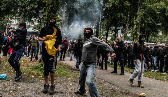 Extreemrechtse demonstratie in Den Haag mondt uit in rellen, politie bekogeld met vuurwerk en verkeersborden