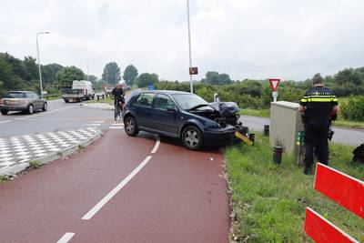 Auto botst achterop andere auto bij Oeffelt