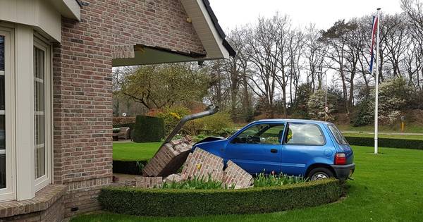 Auto ramt huis in Mariënberg: 'Het leek net een aardbeving' - destentor.nl