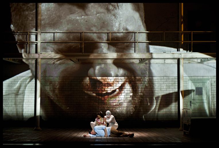 Consternatie alom, want een Rigoletto hoest niet - Trouw