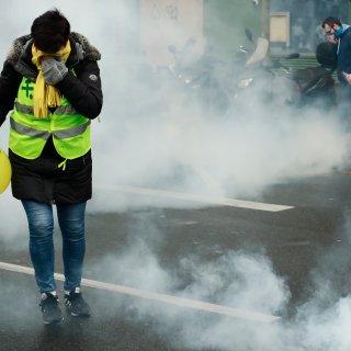 Eerste verjaardag ‘gele hesjes’: politie zet traangas in in Parijs, 24 demonstranten opgepakt