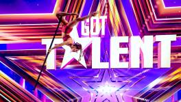 Hanna zweeft door de studio van Got Talent met een flying pole