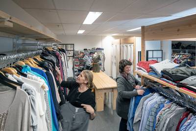 Kledingbank Ede weer volop in bedrijf op nieuwe stek