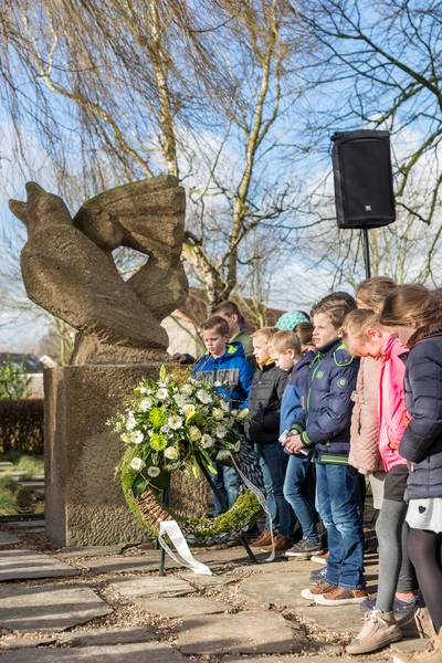 Wie weet meer over de begrafenis van de onbekende man onder het monument voor de Watersnoodramp in N