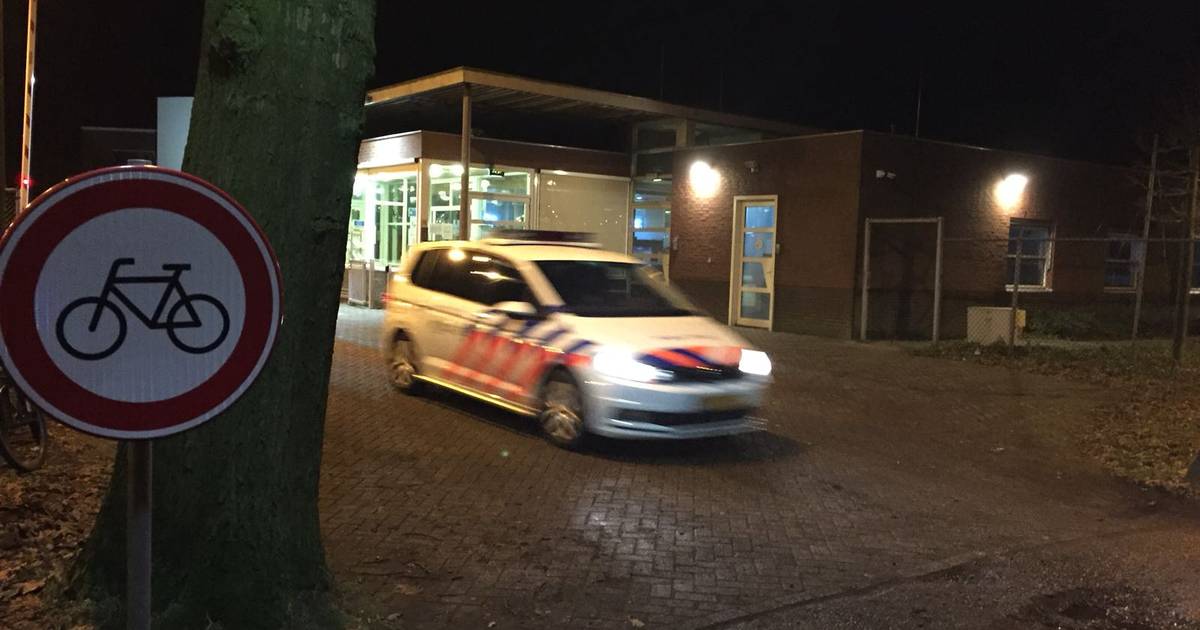 Autohandelaar stuurt brandbrief over overlast azc Overloon en binnen een paar dagen is een bewoner o
