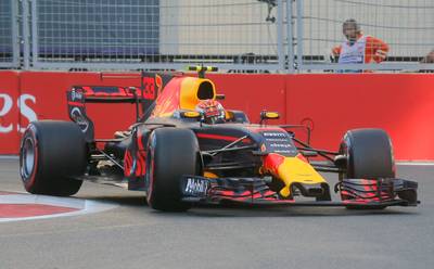 Verstappen achter Mercedes en Ferrari op P5 in kwalificatie Bakoe