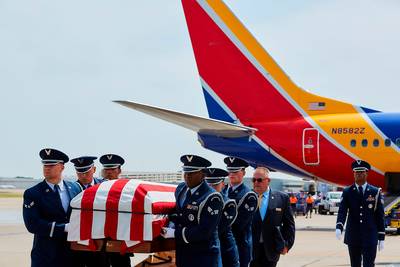 Un pilote de ligne américain rapatrie la dépouille de son père mort au Vietnam