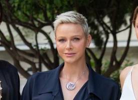 Prinses Charlene draagt eindelijk haar tiara (maar niet op haar hoofd)