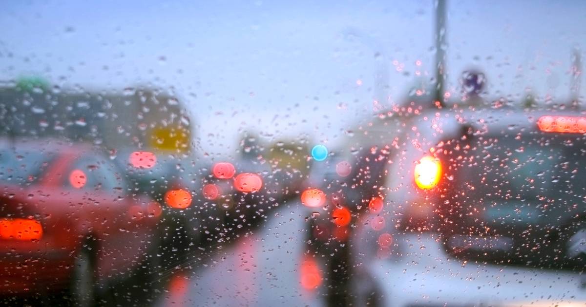 Ongeluk met twee vrachtwagens op A27 bij knooppunt Hooipolder, file vanaf Werkendam.