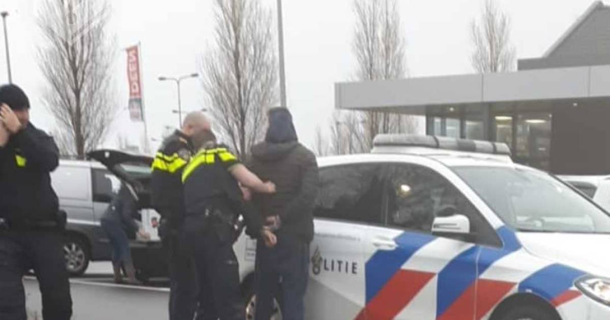 27 en dit op je kerfstok: Iemand dood rijden Weglopen na crash Rijden zonder rijbewijs Negeren 5-j rijverbod Bellen achter stuur Geen gordel Drugs achter stuur Inbrekerswerktuig auto Mishandeling vriendin Enz  #doodrijder #Leroy #taakstraf #zwijgrecht.
