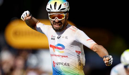 Anthony Turgis schrijft spectaculaire graveletappe Ronde van Frankrijk op zijn naam, Evenepoel en Pogacar niet in de problemen