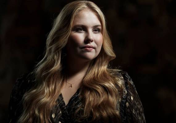 Amalia draagt hippe jurk van Nederlands merk op nieuwe foto's