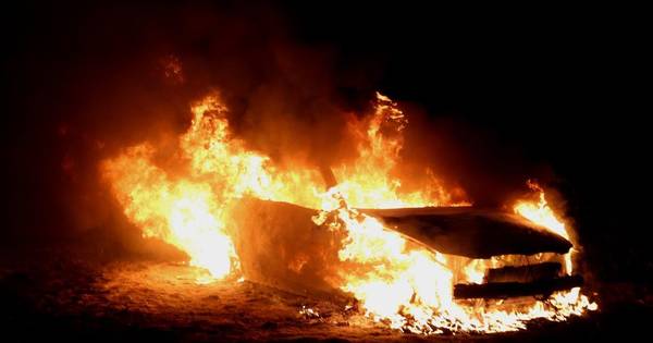 Autobrand in weiland tussen Cromvoirt en Den Bosch