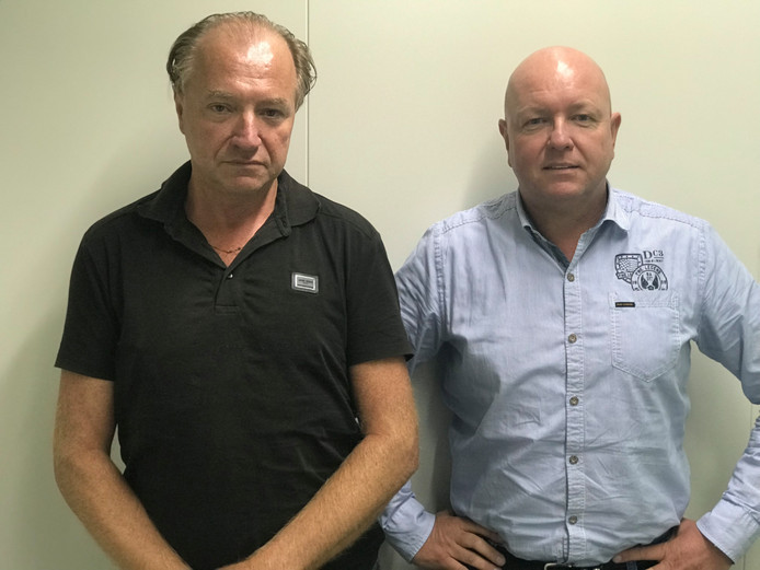 Henk van den Noort en Sjaak Vos (r) van team mensenhandel en -smokkel politie van de Zeeland-West-Brabant.