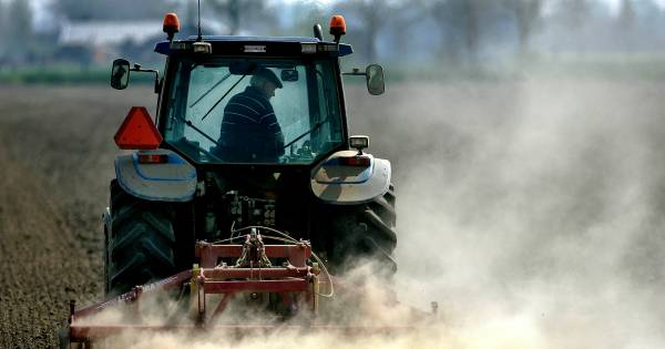 Wielrenners gewond na aanrijding met tractor in Friesland - AD.nl