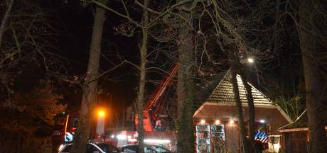 Felle brand op zolder van woonboerderij in Zelhem