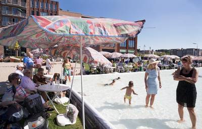 Petitie voor hek bij stadsstrand in Veenendaal