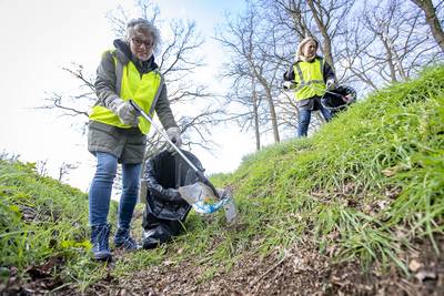 Wandelaars met prikstokken houden Bornerbroek schoon
