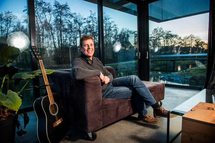 Olaf Jansen bij zijn waterwoning in Delft