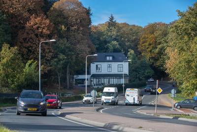 Binnenkort uit eten in markant oud wit hotel onderaan de Grebbeberg