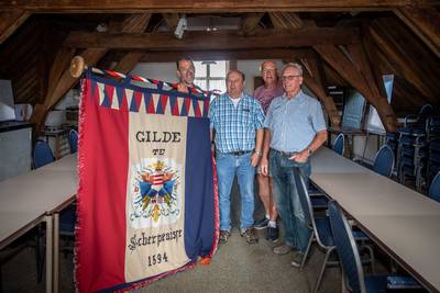 Gildebroeders Scherpenisse komen eens per jaar samen voor bier, kostuums en sterke verhalen