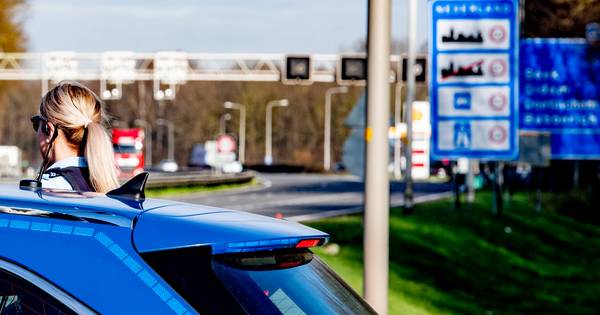 230.000 euro cashgeld ontdekt in geheime ruimte auto tijdens controle bij Duitse grens - Tubantia