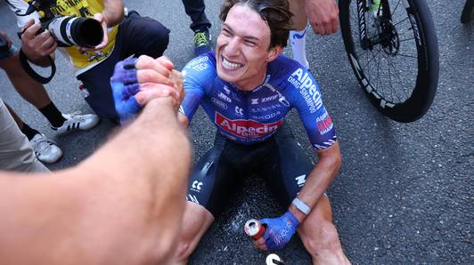 “Alle shit die je op Instagram krijgt... Ik heb echt aan mezelf getwijfeld”: grote opluchting bij Jasper Philipsen, die eindelijk naar winst sprint in de Tour