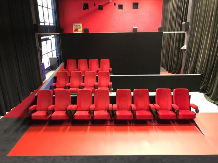 De nieuwe bioscoopzaal van Bio Vakantieoord in Arnhem, met onder meer oude stoelen uit de ‘Blikken Bioscoop’.