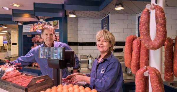 Willy en Virrie hebben wat afgelachen tussen de worsten