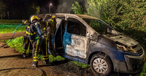 Busje in vlammen op aan Tuinbouwweg in Made | 112 & misdaad - BN DeStem