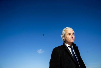 Wilders weggevoerd door beveiliging na ei-bekogeling