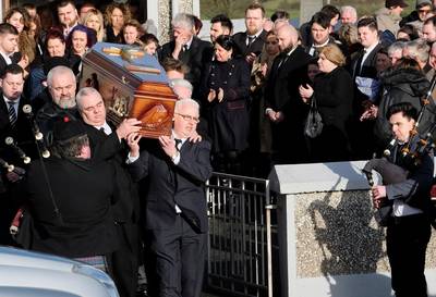 Cranberries-zangeres Dolores O'Riordan in besloten kring begraven