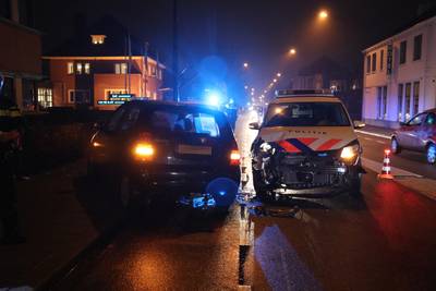 Automobilist raakt gewond bij botsing met politiewagen
