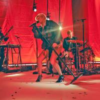 Oude demo’s, nieuwe lust: waarom ‘Sexistential’ bewijst dat Robyn immuun is voor de tand des tijds ★★★★☆