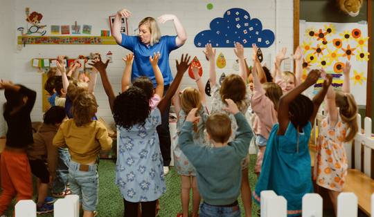 ‘Ik gruwel van dat ‘extra handen’ in de klas. We hebben vooral meer hoofd en hart nodig’: welke weg moet het kleuteronderwijs op?