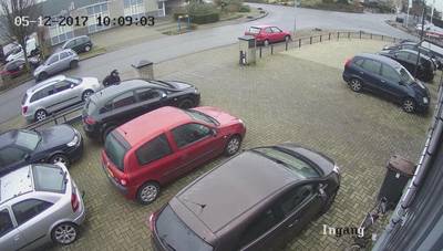 Auto op klaarlichte dag gestolen bij garage: De motor stond nog warm te lopen
