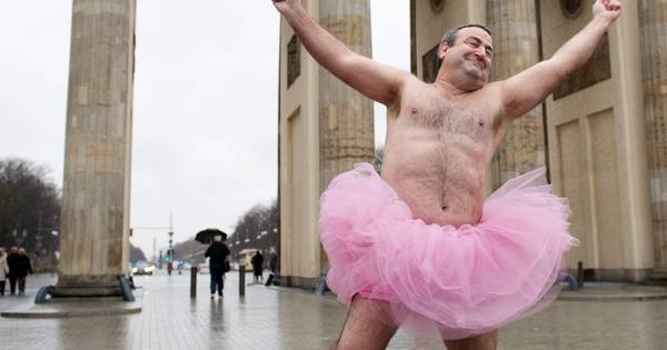 Man Maakt Foto S In Roze Tutu Om Zieke Vrouw Te Steunen Bizar Ad Nl