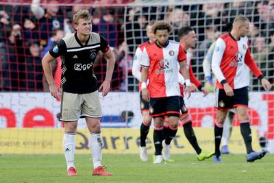 De Ligt noemt optreden Ajax ‘schande’: ‘Iedereen door de mand gevallen’