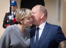 Charlene viert Alberts verjaardag casual chic in gebreide jurk