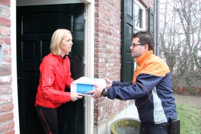 Pakketbezorger neemt aan de deur retourtjes mee terug