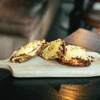 Geen gewone croque, maar Franse uiensoep tussen brood: probeer dit recept van chef Sam D’Huyvetter