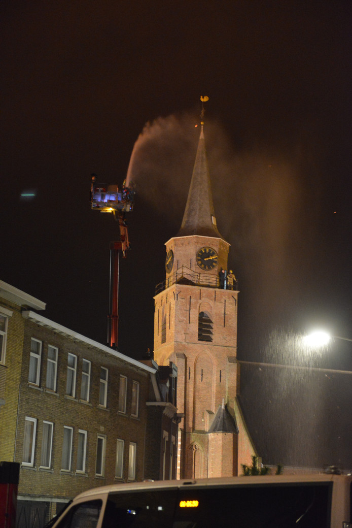 De kerk in Scheveningen wordt natgehouden om te voorkomen dat hij vlam vat.