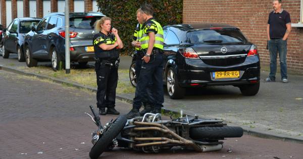Motorrijder botst op auto in Breda, twee gewonden naar het ziekenhuis.