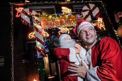 Zo ziet het huis van Dennis de kerstman eruit