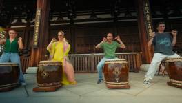 Familie Gooris drumt voor prachtige tempel in Japan