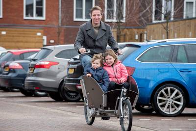 Fietsprofessor uit Ede: ‘Mijn woonwijk is voor een groot deel weggegeven aan de auto’