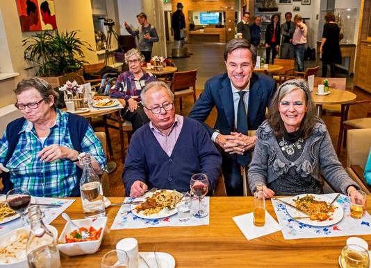 Minister president Mark Rutte in verzorgingshuis de Vijverhof Capelle aan den IJssel om zijn VVD zorgplan bekend te maken.