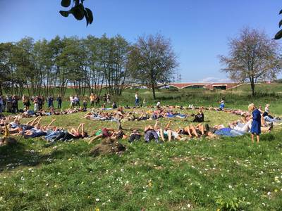 Festivalbezoekers Oversteek op bloemenregen getrakteerd