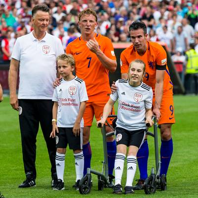 Kuyt zwaait met voetbalvrienden af in volle Kuip