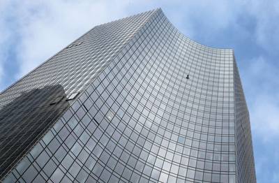 Franse ‘Spiderman’ gearresteerd na beklimming wolkenkrabber in Frankfurt